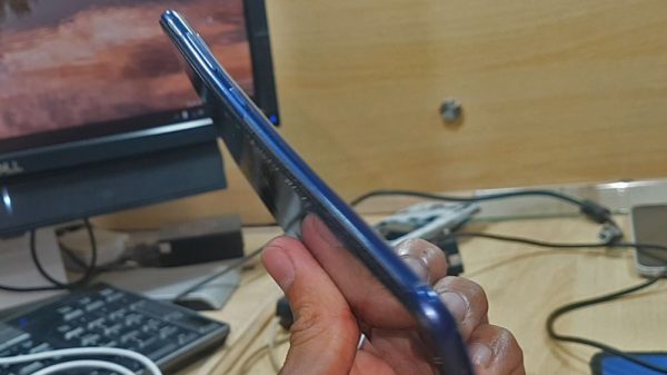 How to fix a bent mobile phone safely without breaking the phone?